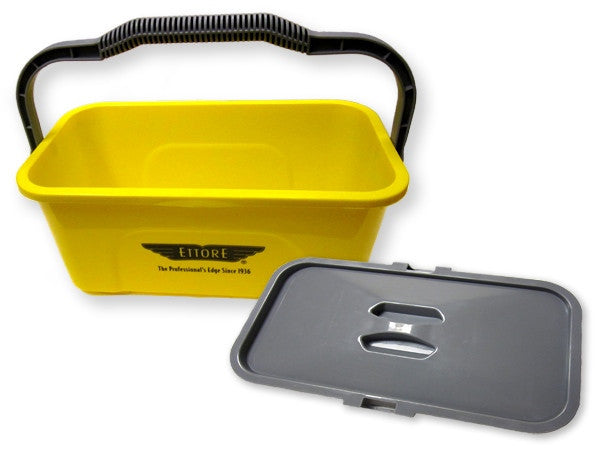 Vinduespudsersæt til vinduespuds af små vinduer. Til perfekt vinduespudsning af små sprossede bondehus og palæ glas. Vinduespudsersæt Mini Pro er den perfekte kombination af vinduespudserværktøj samlet i en praktisk 10 liter vinduespudser spand med snap-låg