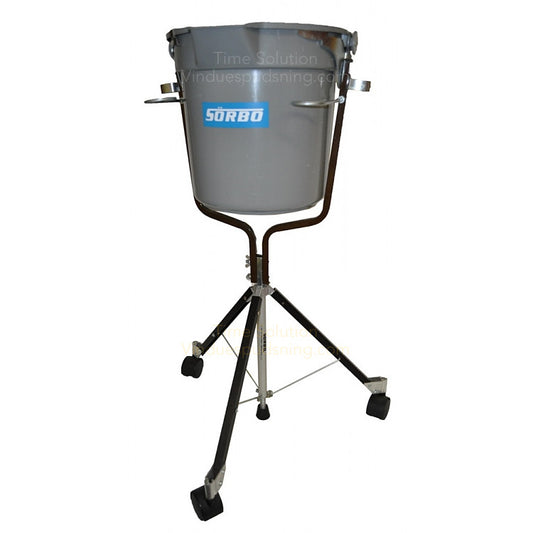 SPC SPAND RUND M/ HJULSTEL.Denne spand gør ikke bare arbejdet lettere for den professionelle vinduespolerer, den eliminerer også den ubehagelige del af arbejdet, hvor der skal bæjes ned flere hundrede gange i løbet af dagen. Det ergonomiske hjulstel skåner altså ryggen, og gør det let at komme omkring med den tunge spand. Spanden er særligt velegent til indendørs arbejde.