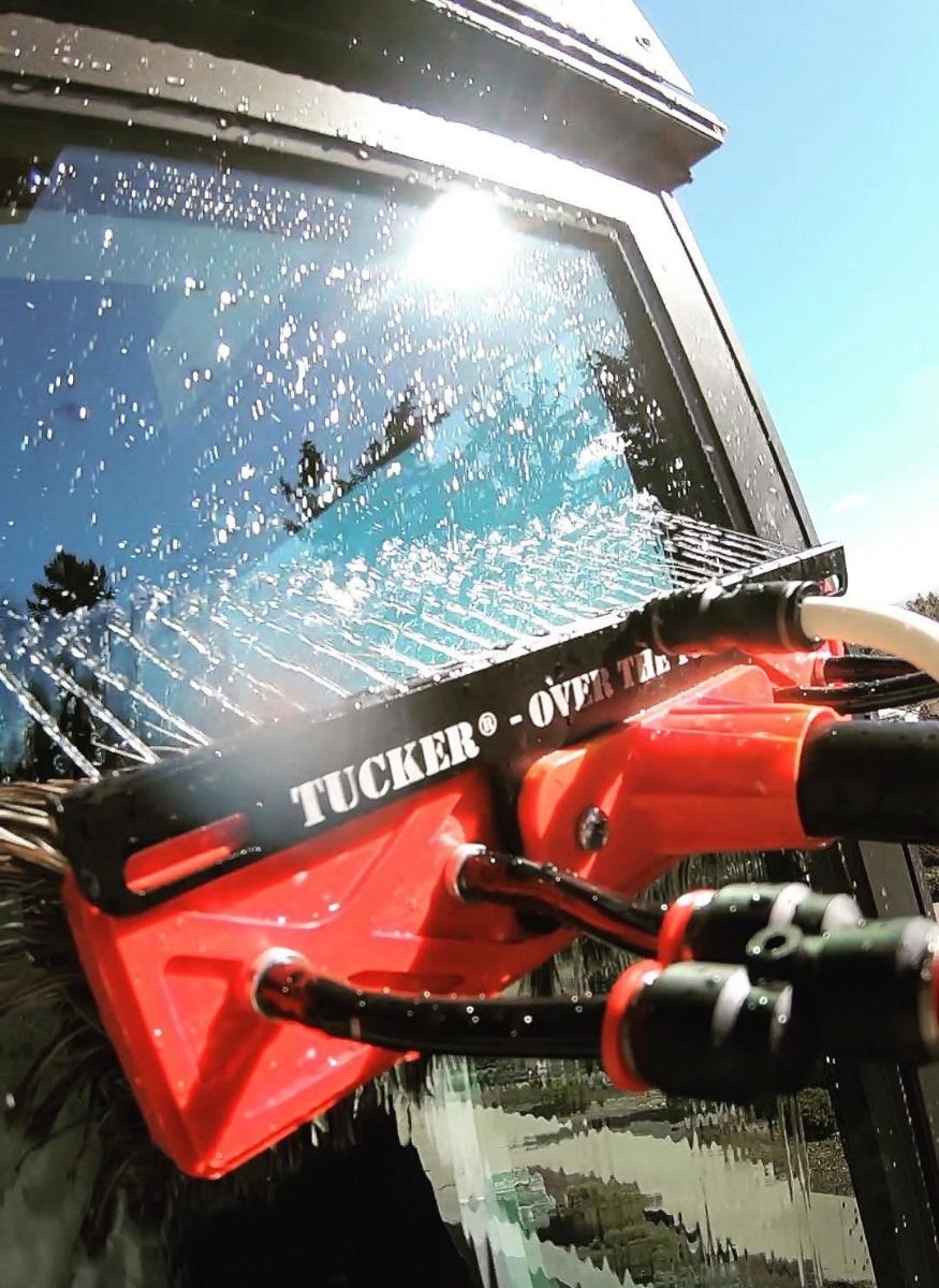 Rinsebar til Tucker Vandbørster 26 cm. Rinsebar til Tucker vandbørster er lavet i høj kvalitets plastik. Tucker Pole Systems hvid DuPont nylon vandbørste Det var Tucker Manufacturing.co der startede vask af vinduer for over 60 år siden. 60 års erfaring vinduespuds