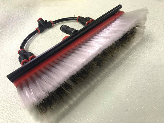 Rinsebar til Tucker Vandbørster 26 cm. Rinsebar til Tucker vandbørster er lavet i høj kvalitets plastik. Tucker Pole Systems hvid DuPont nylon vandbørste Det var Tucker Manufacturing.co der startede vask af vinduer for over 60 år siden. 60 års erfaring vinduespuds