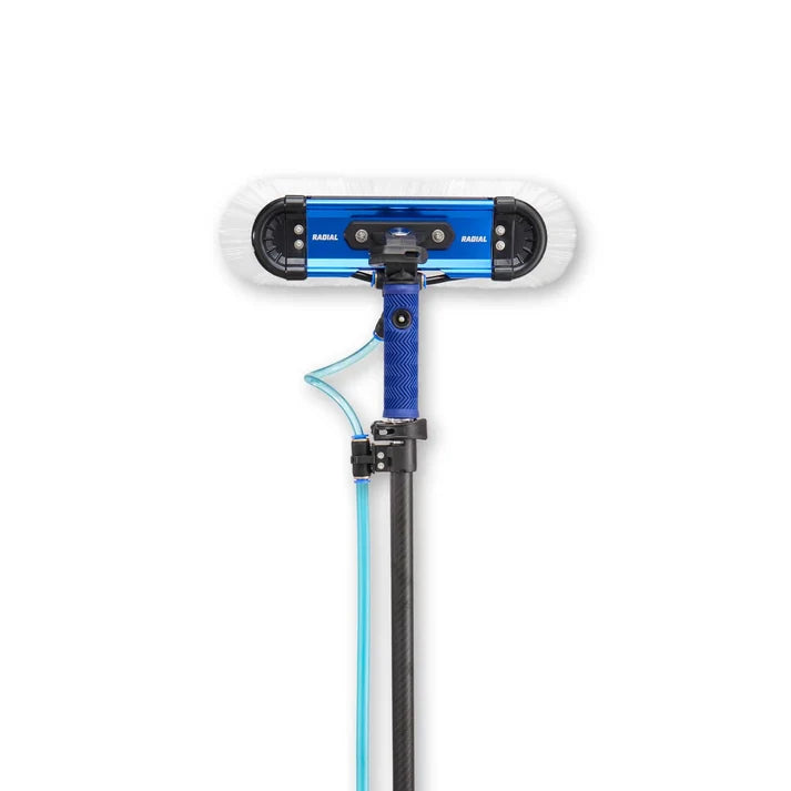Radial børste med hurtig quick release funktion på vandførende teleskopstang.