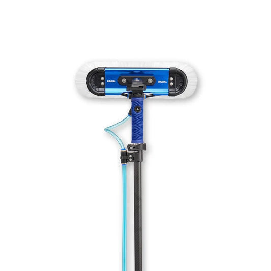 Radial børste med hurtig quick release funktion på vandførende teleskopstang.
